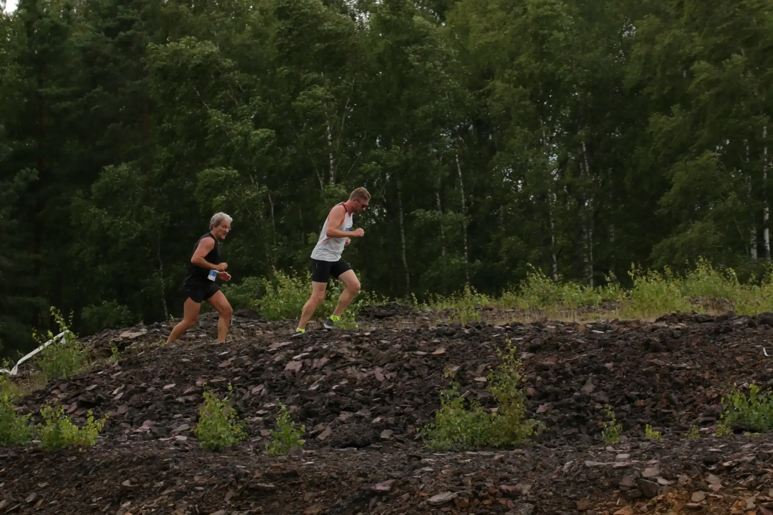 Två löpare i Stora Stöten terränglopp. Utmanande terräng.