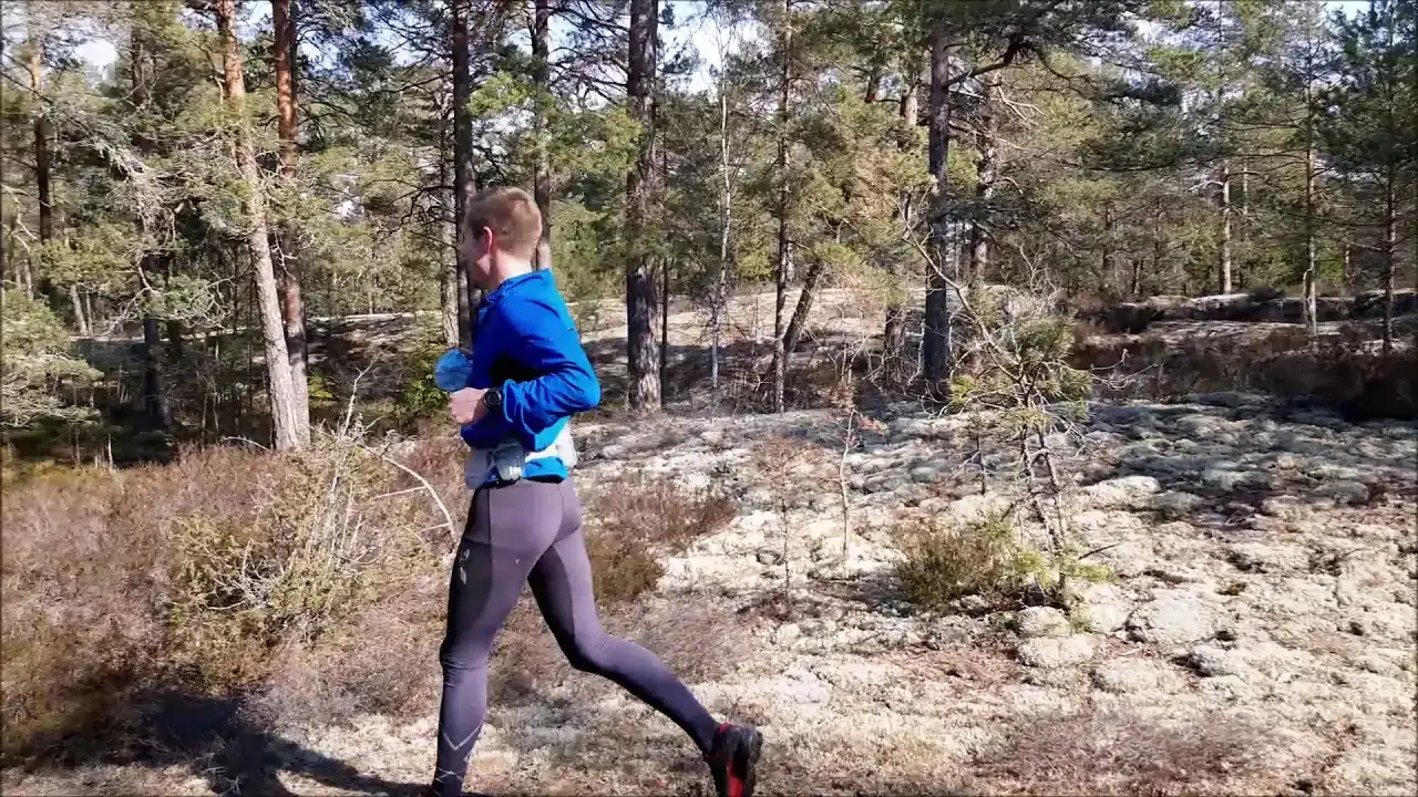 Löpare i skogen under Tjust Trail Run.