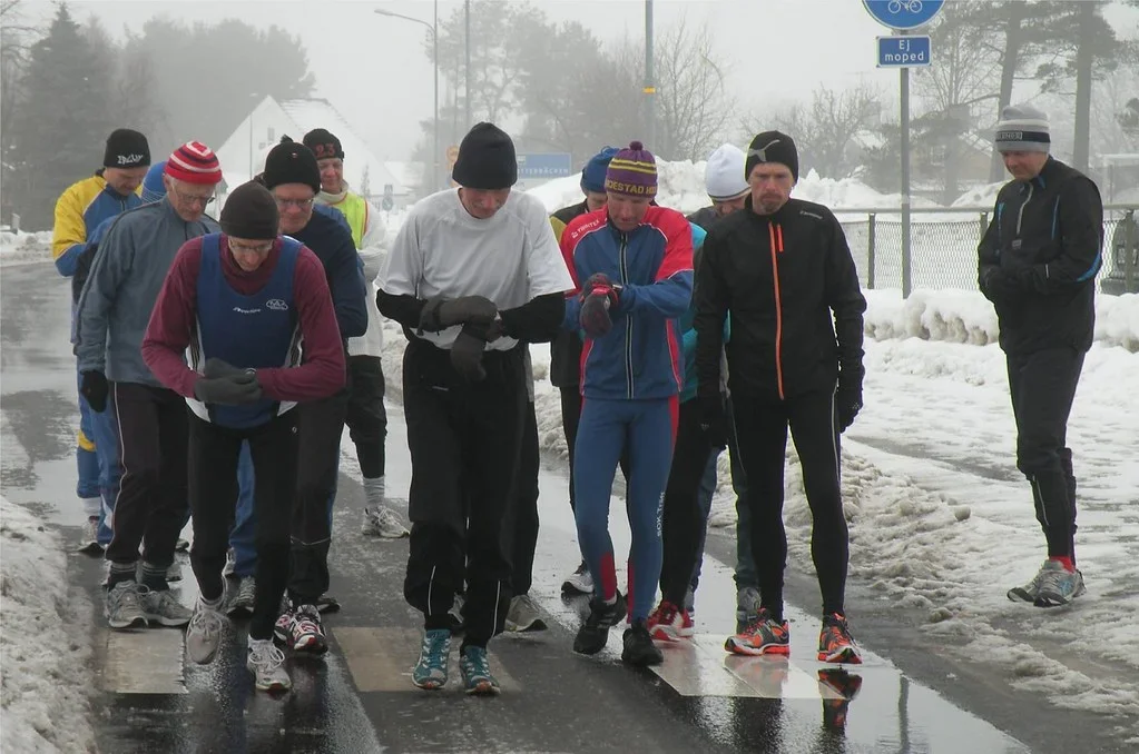 Löpare vid Vinterspring-tävling i snöig miljö.