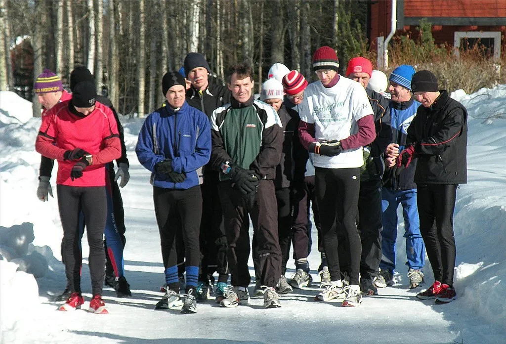 Löpare vid startlinjen för Vinterspringet. Snöiga förhållanden.