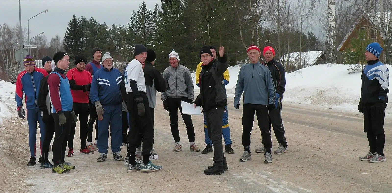 Löpare samlade före Vinterspring-loppet. Snöig miljö.